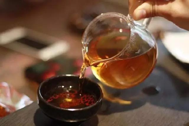 湖南黑茶并不粗老，湖南黑茶中也有“嫩芽嫩葉”